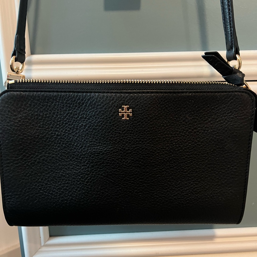 Slim Tory Burch crossbody bag w/ dust bag